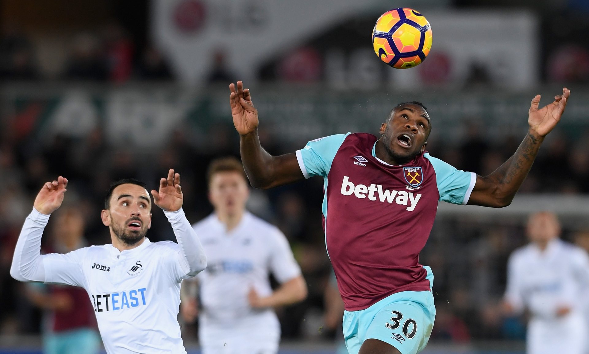 会是谁的眼泪？国米vs巴萨欧冠半决赛末段降下大雨.